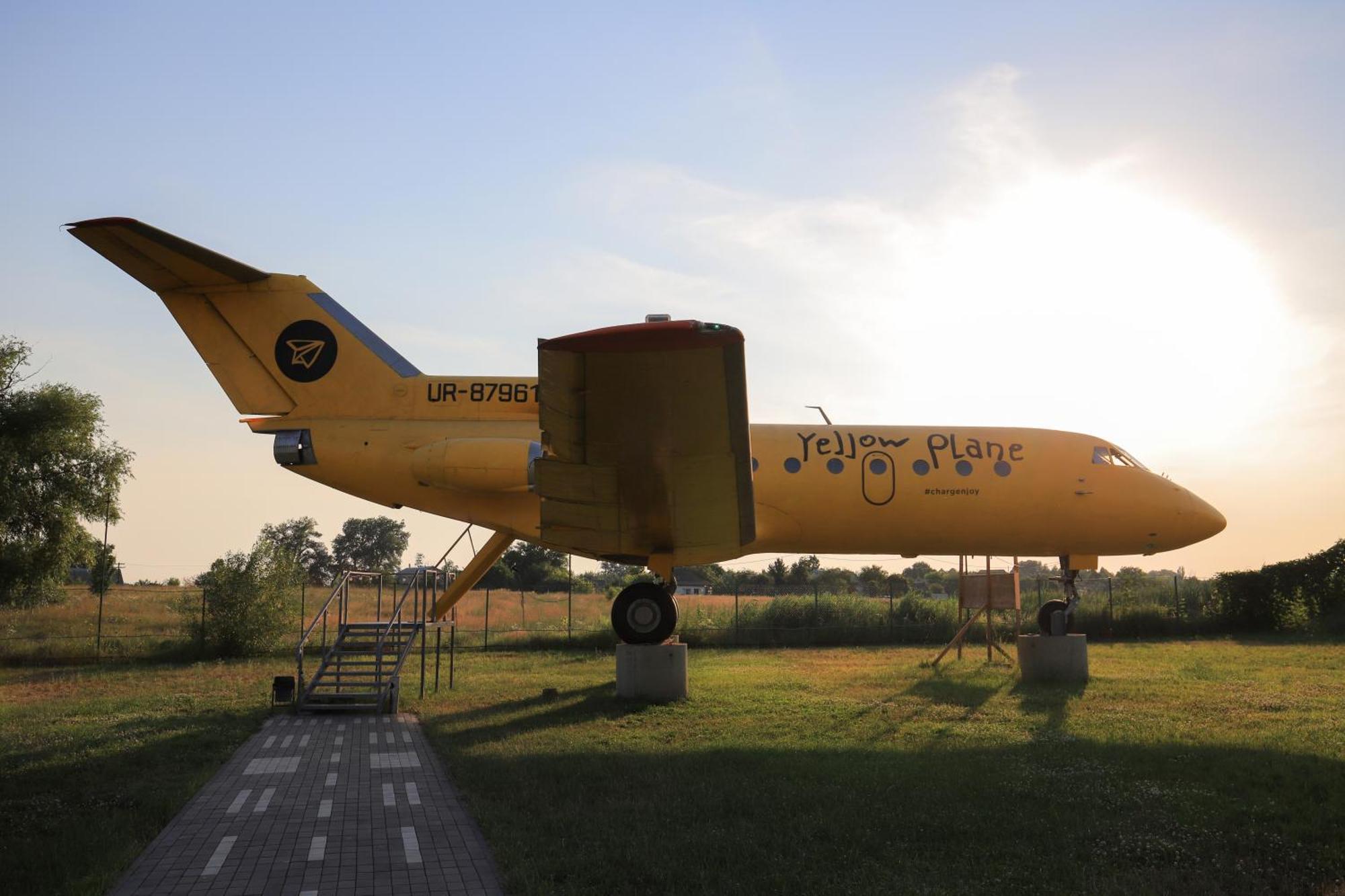 Yellow Plane Yurov Екстериор снимка